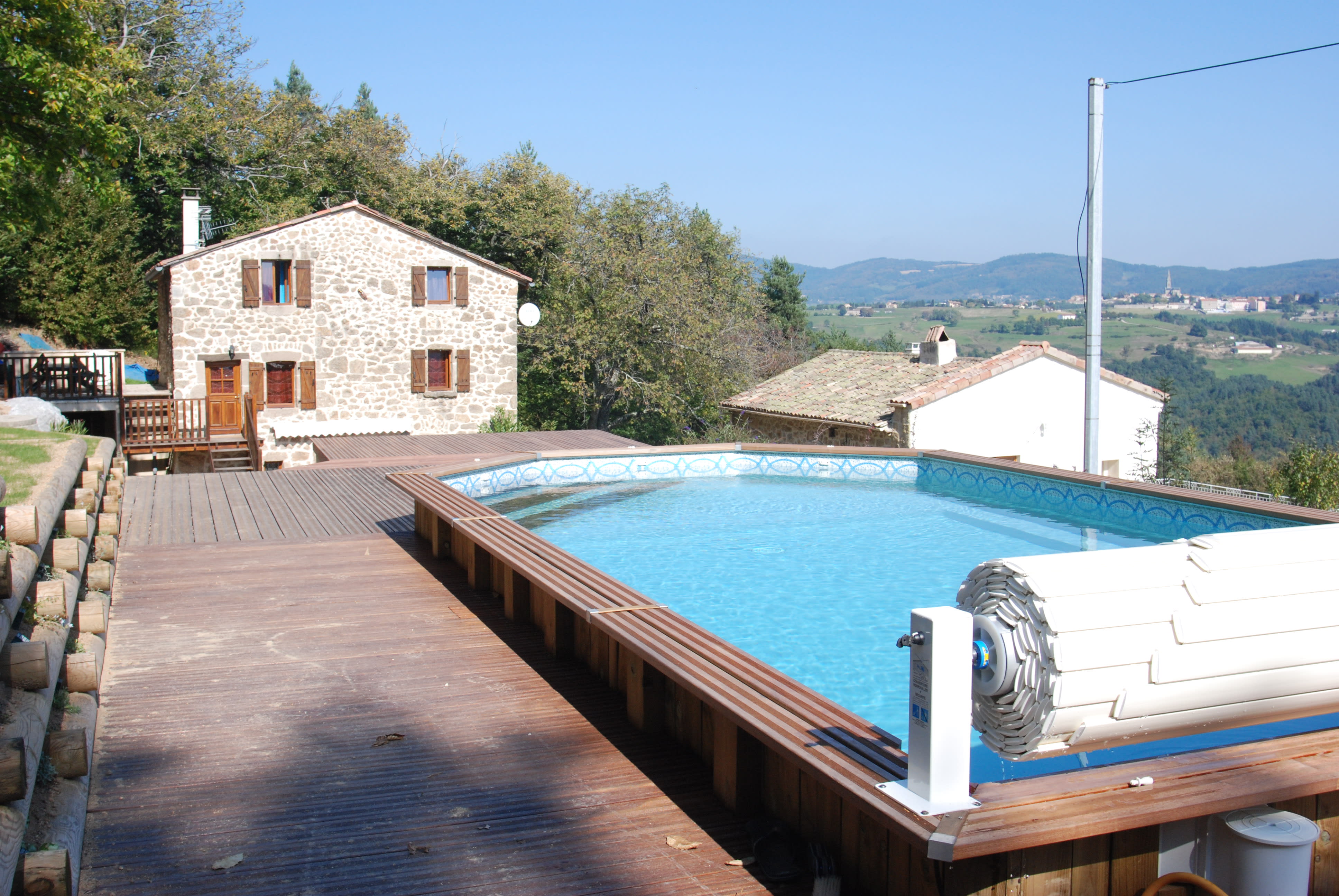 Détail d'un deck en bois pour piscine