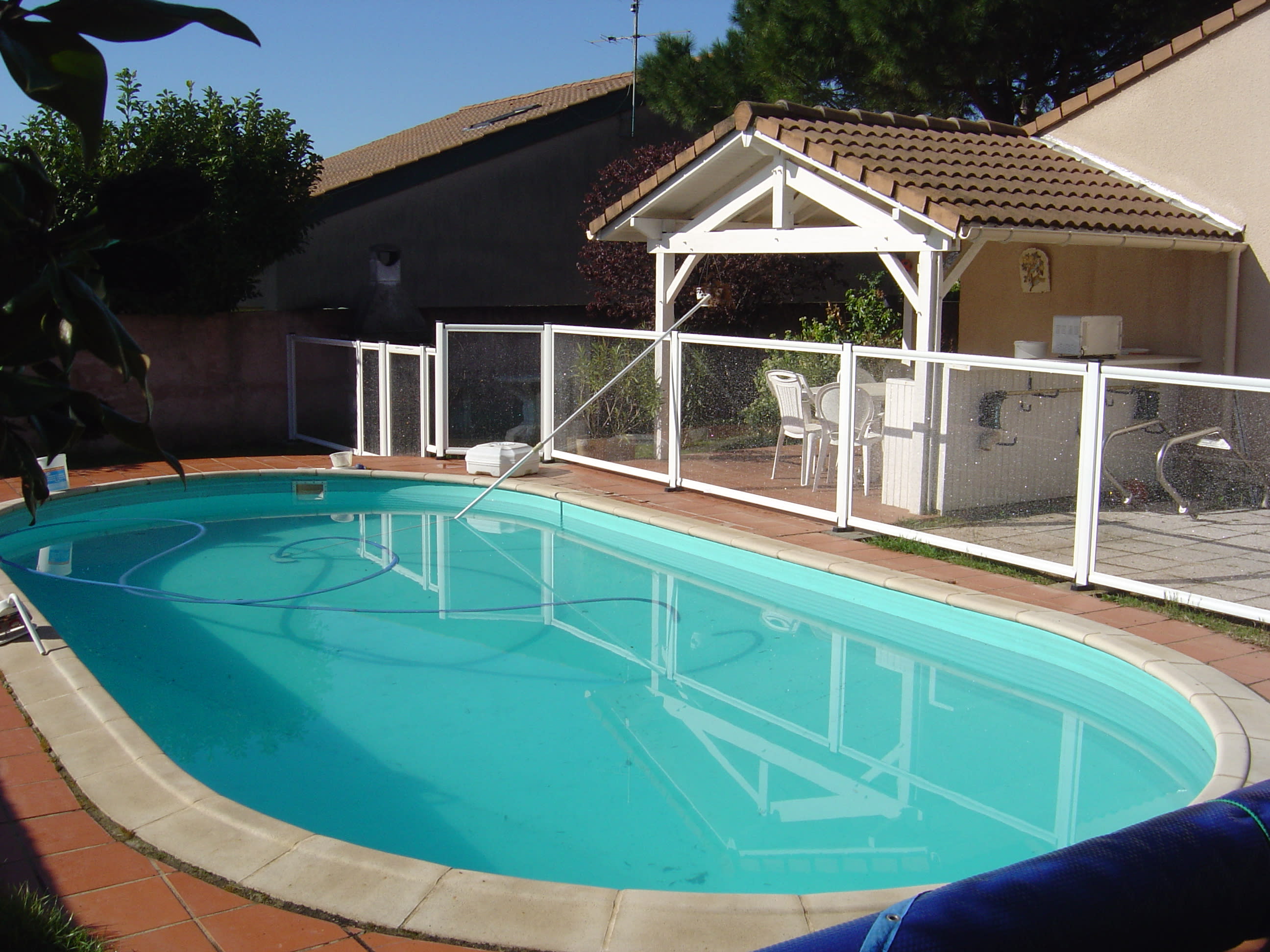 Piscine avec margelles en tomettes et briques