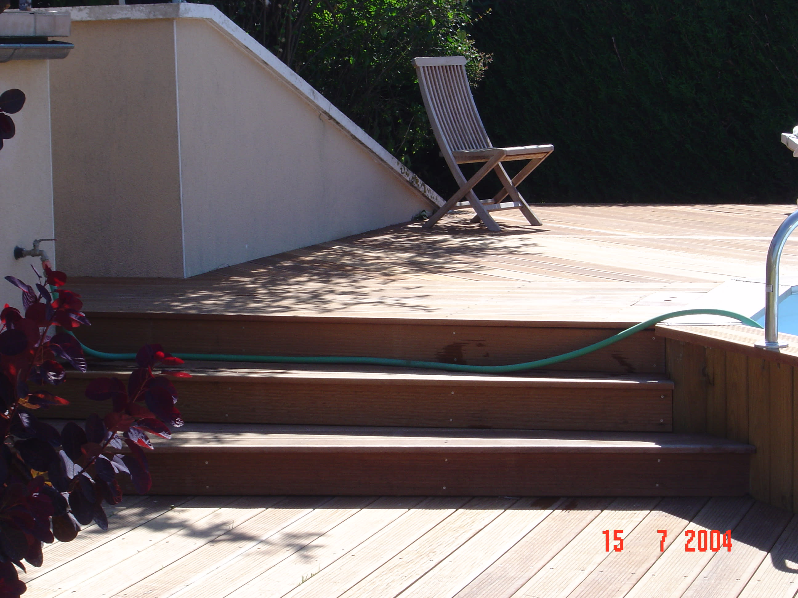 Piscine avec plage immergée et revêtement naturel
