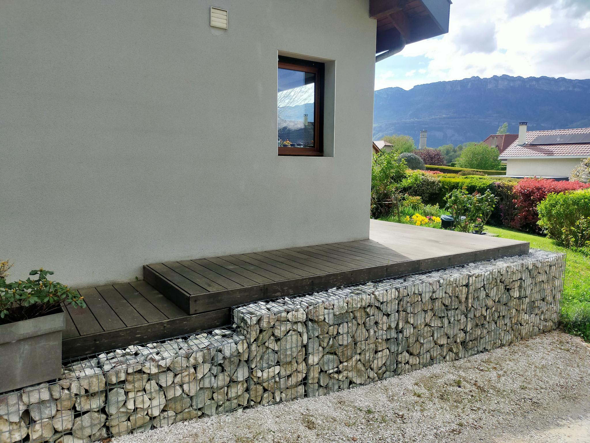 Piscine avec terrasse en bois et clôture de sécurité