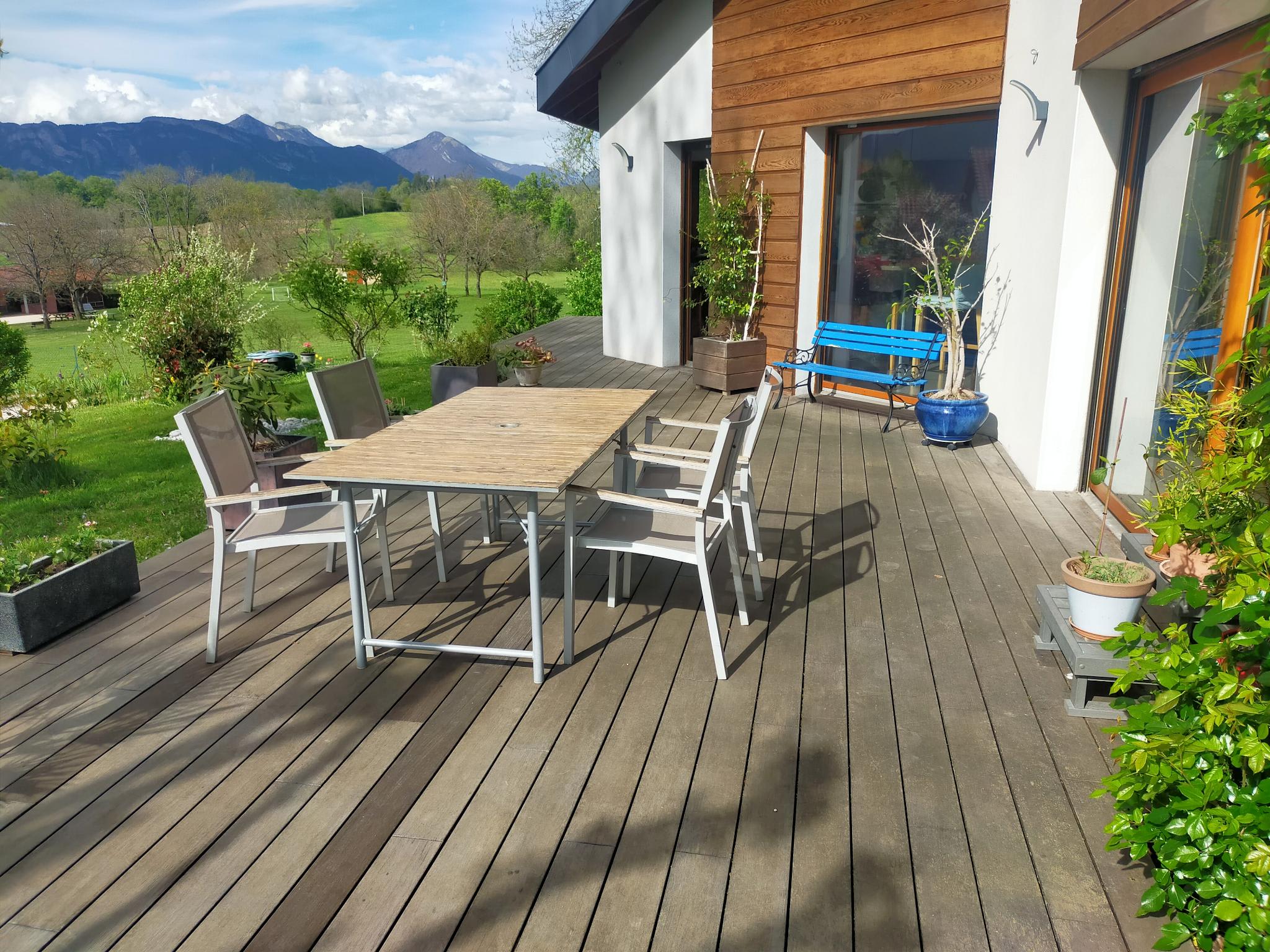 Aménagement en bois autour d'une piscine