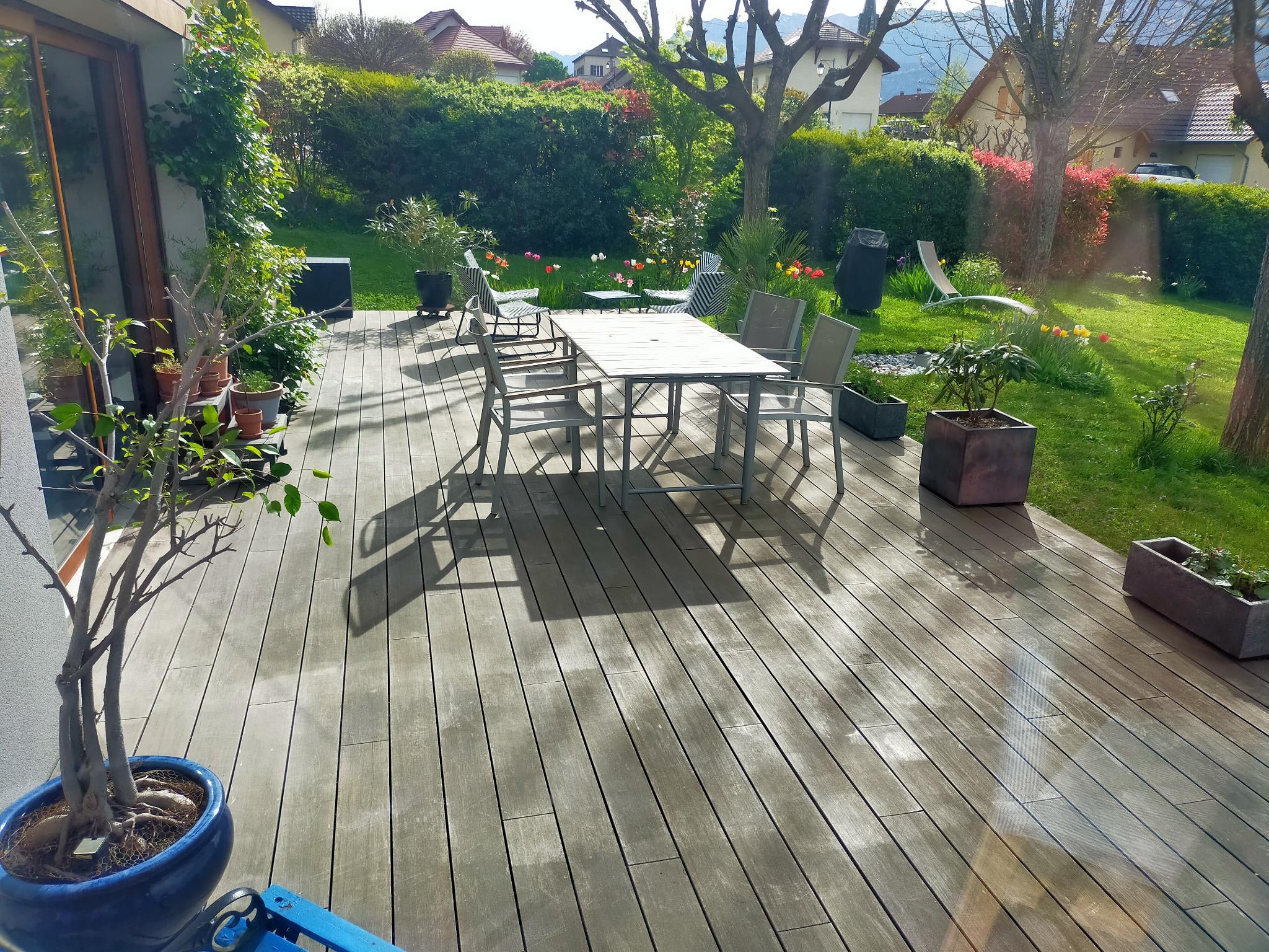 Terrasse en bois avec vue sur la maison