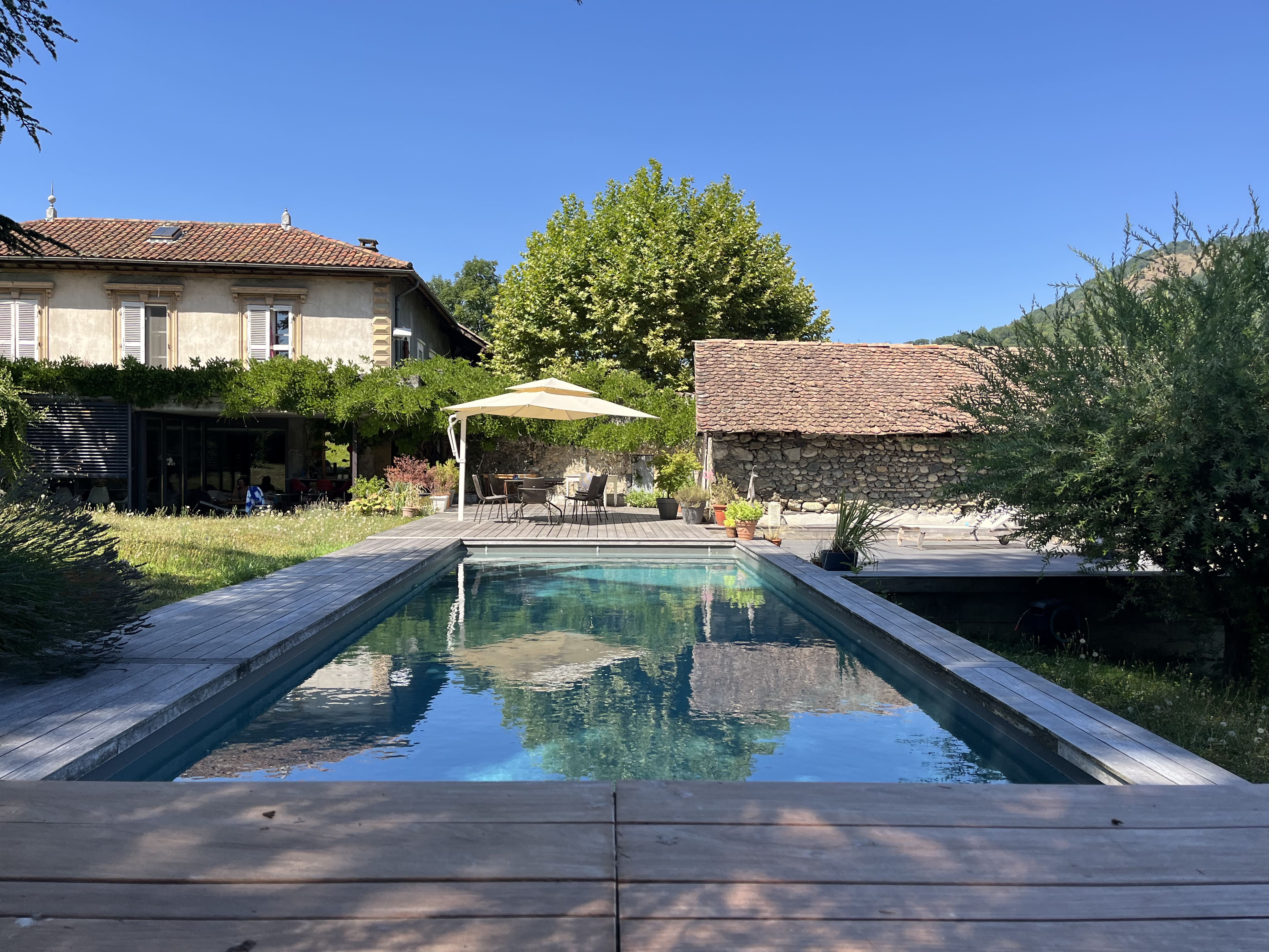 Piscine avec terrasses en bois et structure moderne
