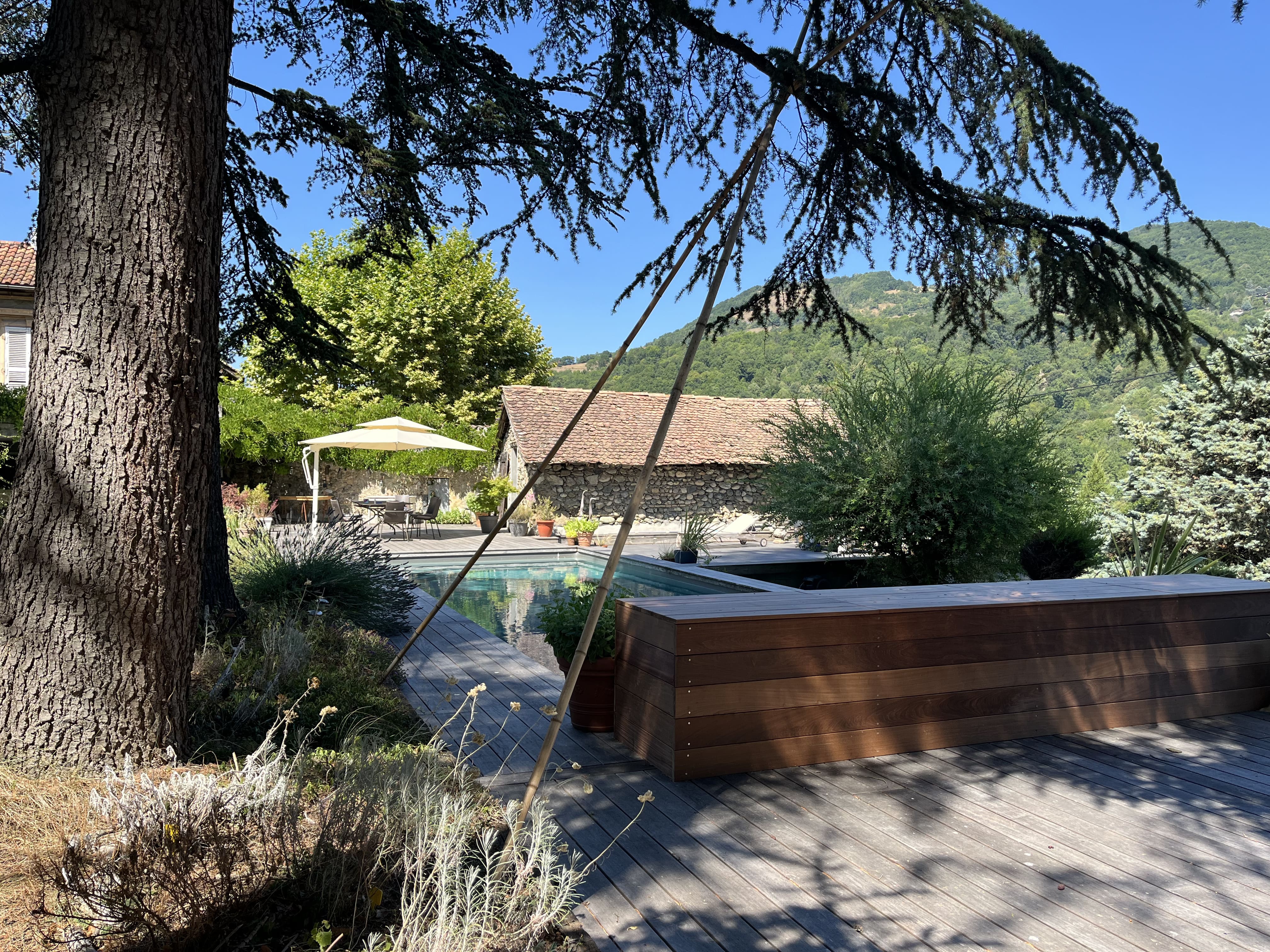 Piscine encastrée avec système de couverture automatique