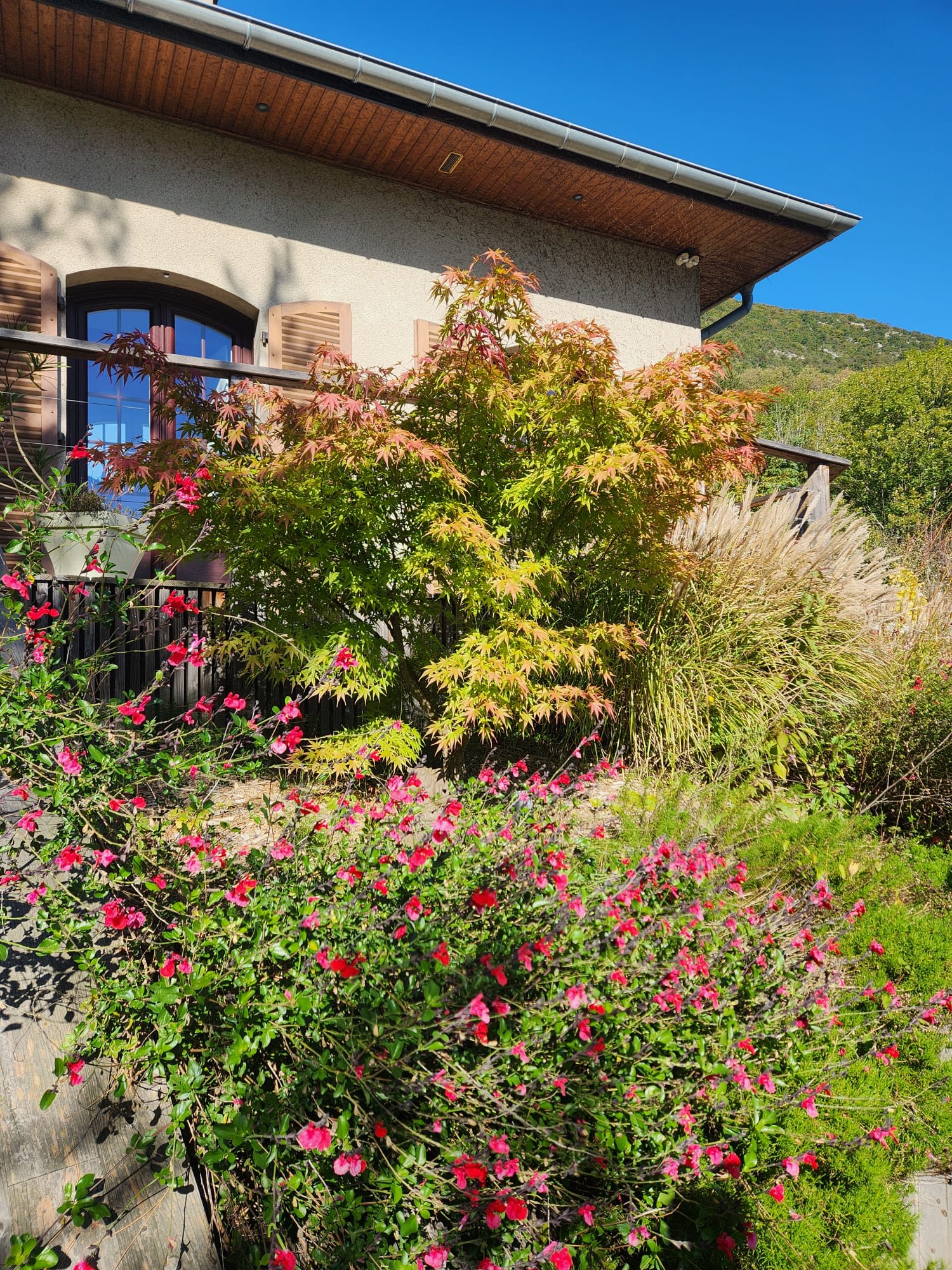Réalisation Quercus Paysage : terrasse élégante avec mobilier moderne et aménagement paysager soigné