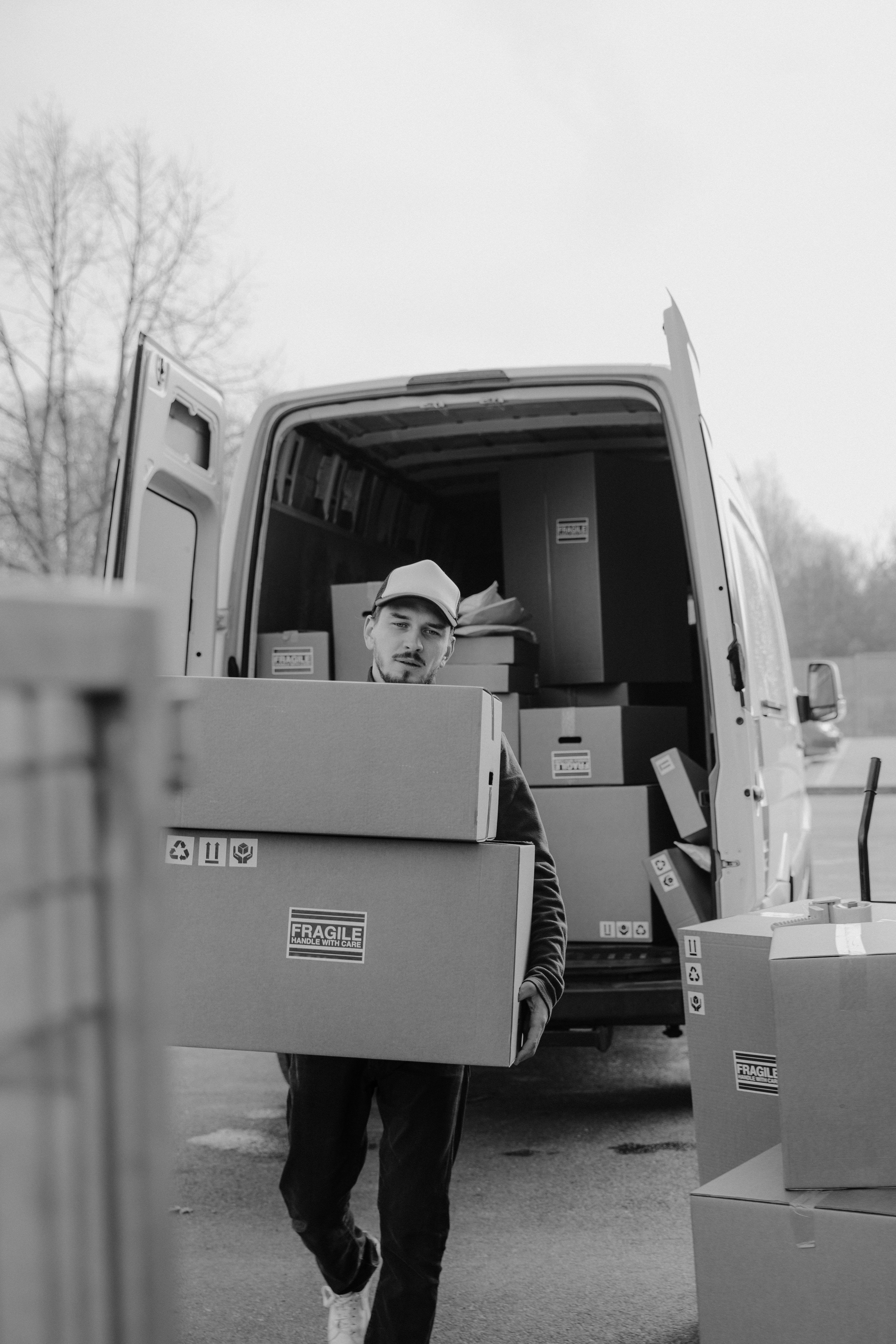 Chargement de cartons dans un fourgon