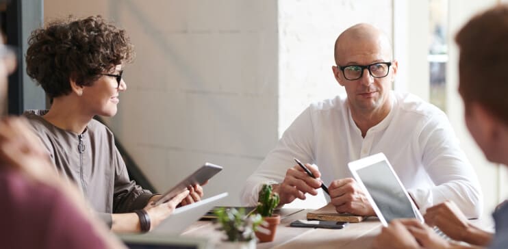 Réunion de formalistes s’occupant du transfert de l’entreprise