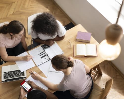 Etudiants entrepreneurs assis à une table