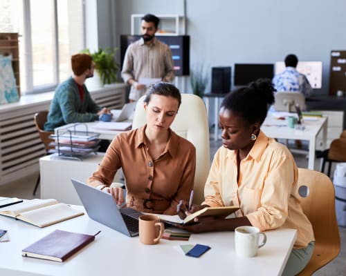 Deux collègues collaborent sur un projet au bureau