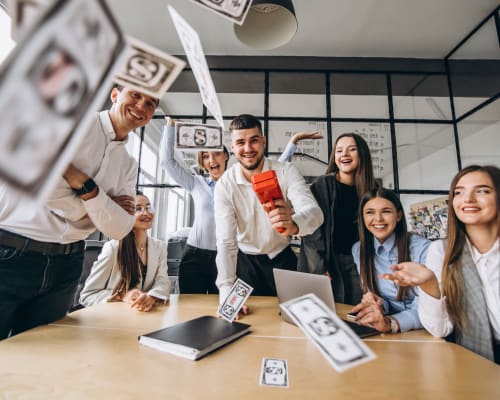 groupe de personnes jetant de l'argent dans un bureau.