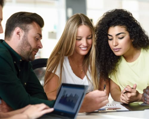 Les jeunes entrepreneurs sont nombreux à vouloir créer leur entreprise et sont la cible de nombreuses aides destinées à favoriser le succès de leur projet.