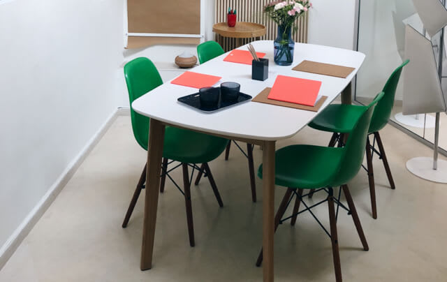 Des salles de travail pour booster votre activité en groupe.