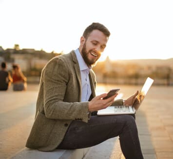 Devenir digital nomad avec une activité freelance permet de voyager tout en travaillant !