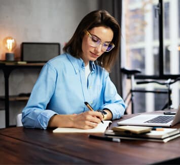 Devenir rédacteur web en indépendant nécessite des compétences précises recherchées par les entreprises.