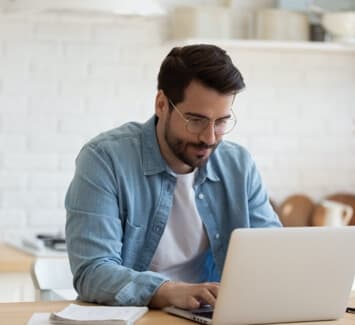 Les micro-entrepreneurs doivent déclarer mensuellement ou trimestriellement leurs recettes auprès de l’URSSAF
