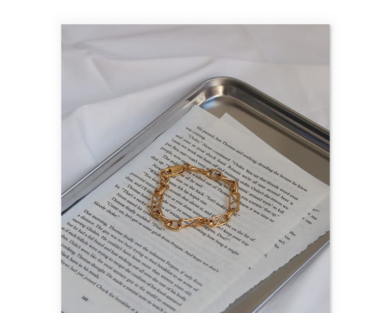 Women's thick chain bracelet view 1