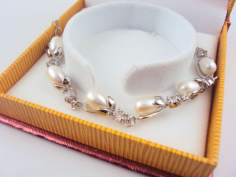 Freshwater pearl bracelet view 3