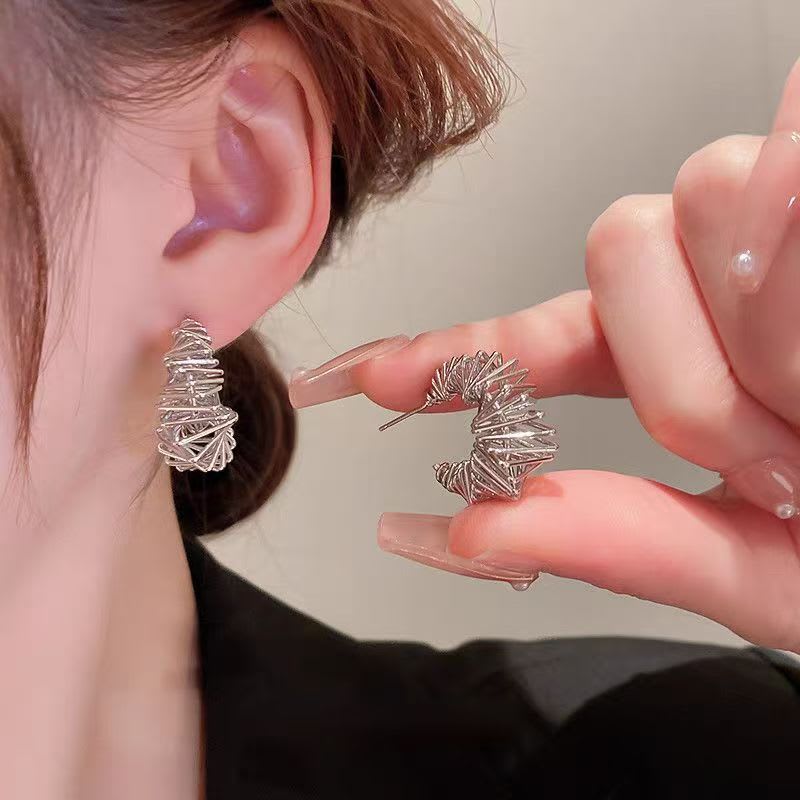 Interlaced Geometric Metal Earrings For Stylish Ladies. French Retro Niche Design, Cool Minimalist Vibe, Visually Slimming And Trendy. view 3