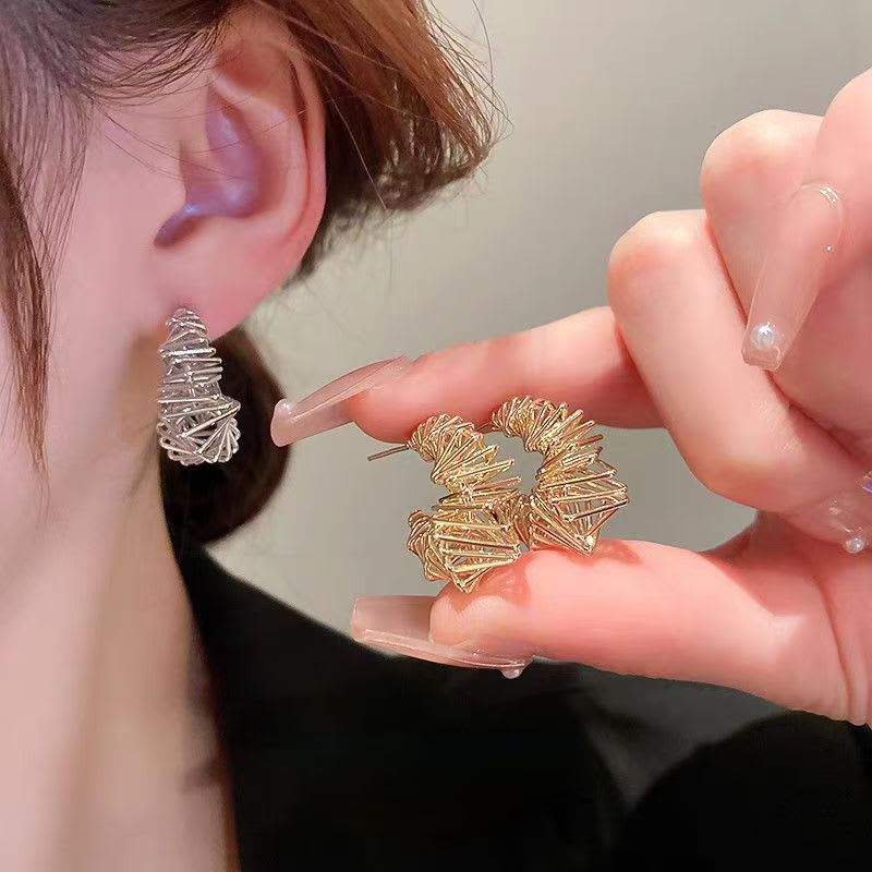 Interlaced Geometric Metal Earrings For Stylish Ladies. French Retro Niche Design, Cool Minimalist Vibe, Visually Slimming And Trendy. view 8