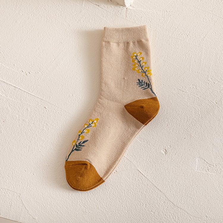 Women's Fashionable And Versatile Retro Mid-calf Socks view 2