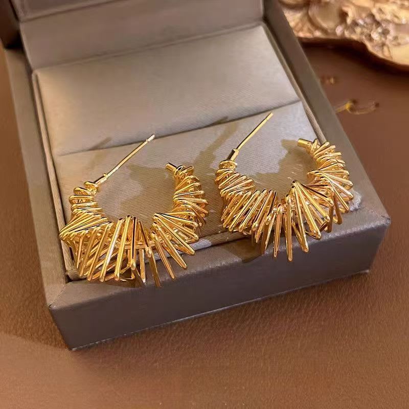 Interlaced Geometric Metal Earrings For Stylish Ladies. French Retro Niche Design, Cool Minimalist Vibe, Visually Slimming And Trendy. view 9