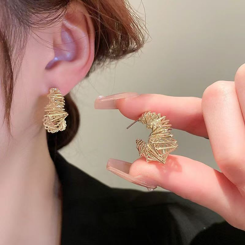 Interlaced Geometric Metal Earrings For Stylish Ladies. French Retro Niche Design, Cool Minimalist Vibe, Visually Slimming And Trendy. view 4