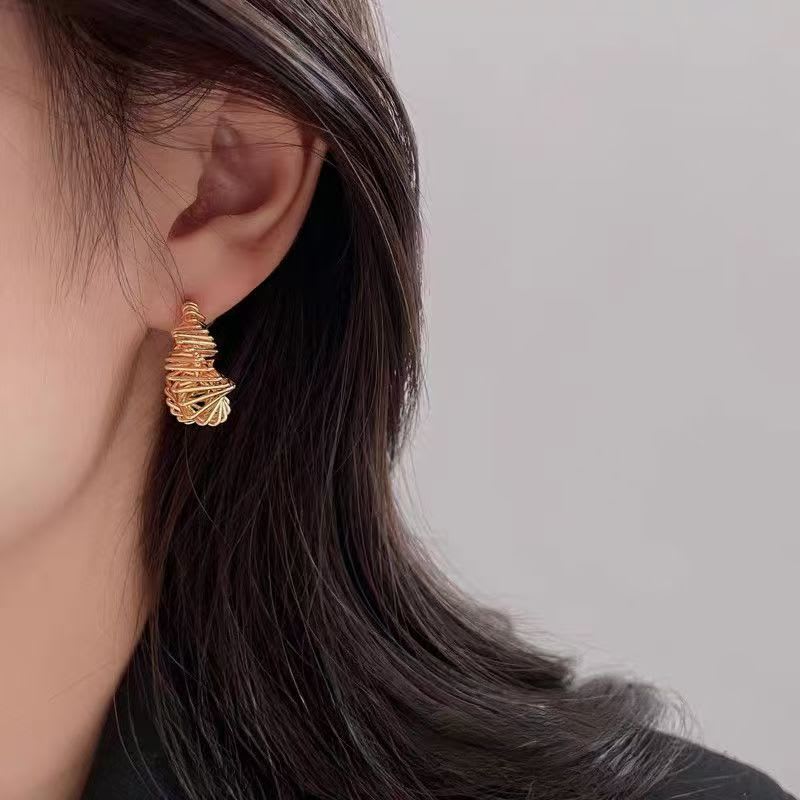Interlaced Geometric Metal Earrings For Stylish Ladies. French Retro Niche Design, Cool Minimalist Vibe, Visually Slimming And Trendy. view 12