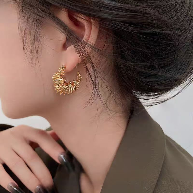 Interlaced Geometric Metal Earrings For Stylish Ladies. French Retro Niche Design, Cool Minimalist Vibe, Visually Slimming And Trendy. view 5
