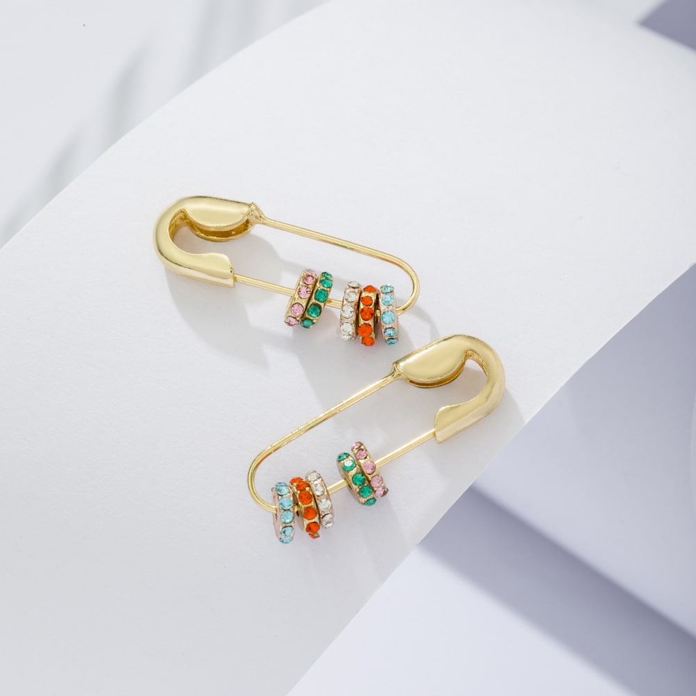 Personalized Design Pin-shaped Circle Diamond Stud Earrings view 5