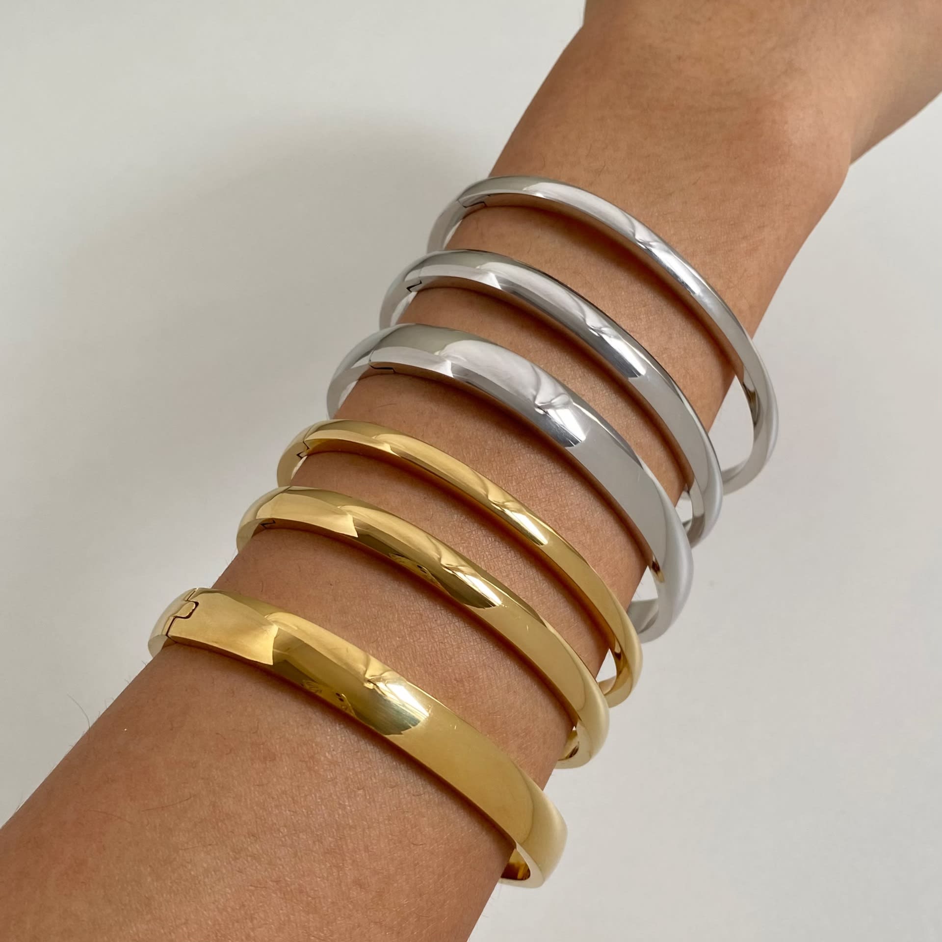 Retro Minimalistic Buckle Simple Bracelet Gold Bracelet view 11