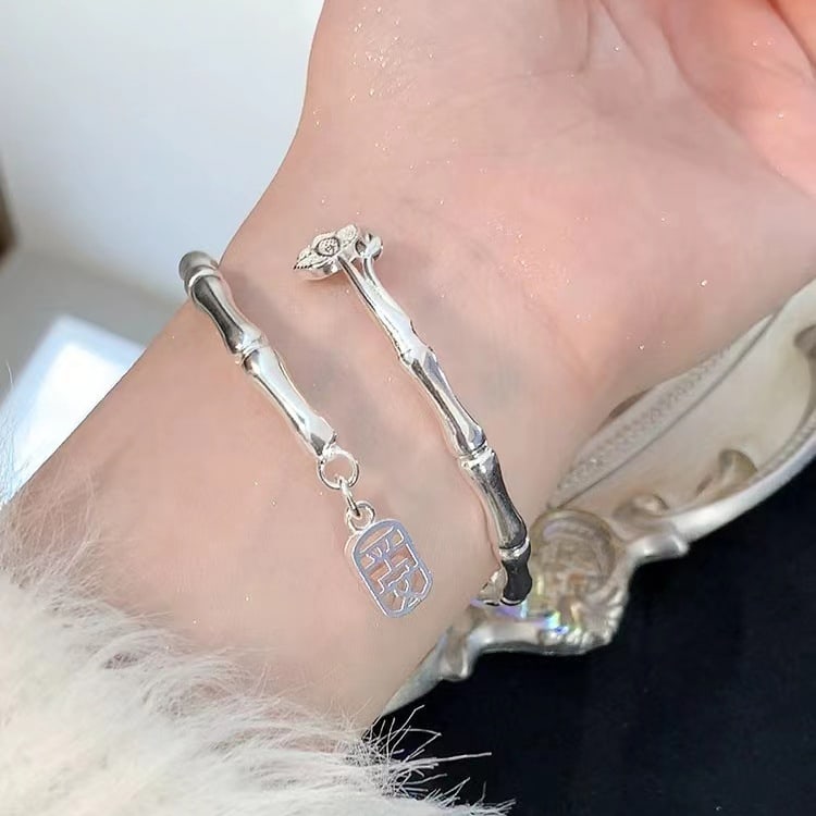 Retro Graffiti High-grade Bracelet Mild Luxury Retro Exquisite Cold Style All-matching