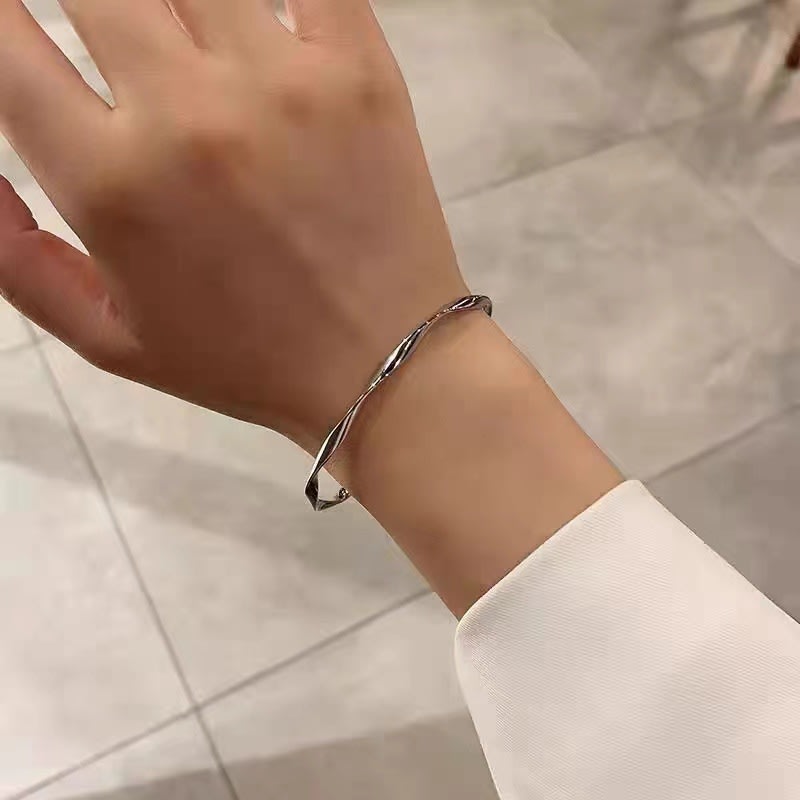 Retro Graffiti High-grade Bracelet Mild Luxury Retro Exquisite Cold Style All-matching view 3