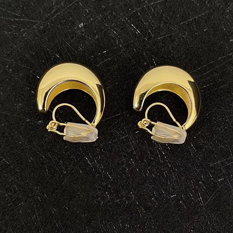 Retro Non-pierced Glossy Triangle Clip Earrings