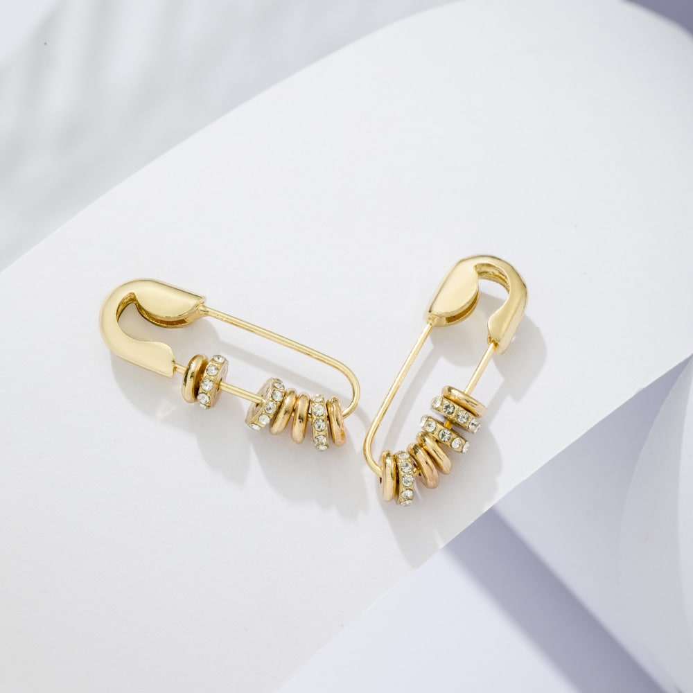 Personalized Design Pin-shaped Circle Diamond Stud Earrings view 2