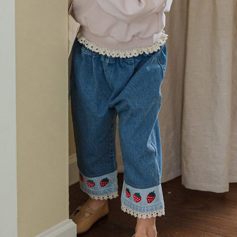 Sweet Lace Patchwork Embroidered Strawberry Casual Jeans view 3