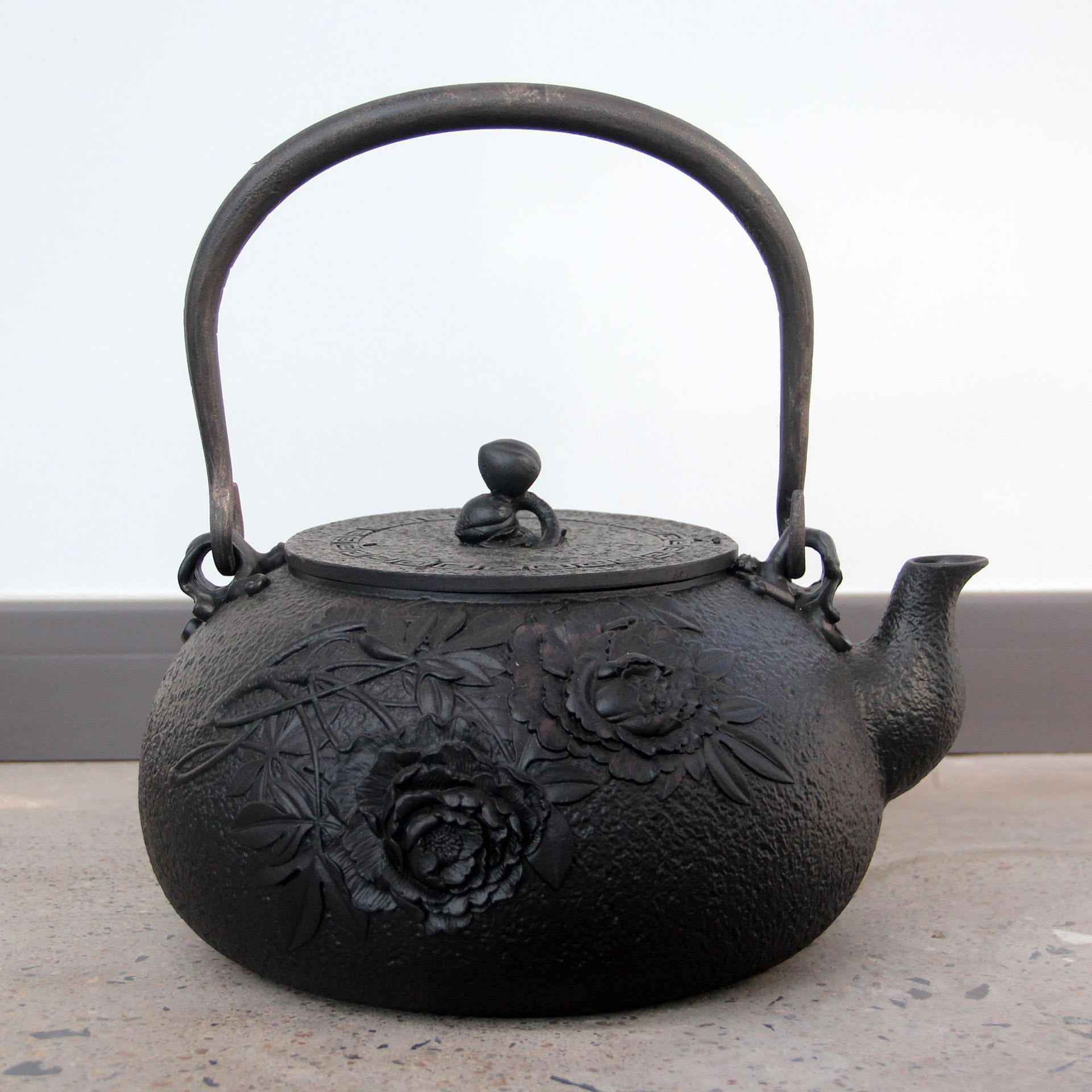 Large Capacity Uncoated Cast Iron Kettle Teapot Home Ornaments Crafts view 3