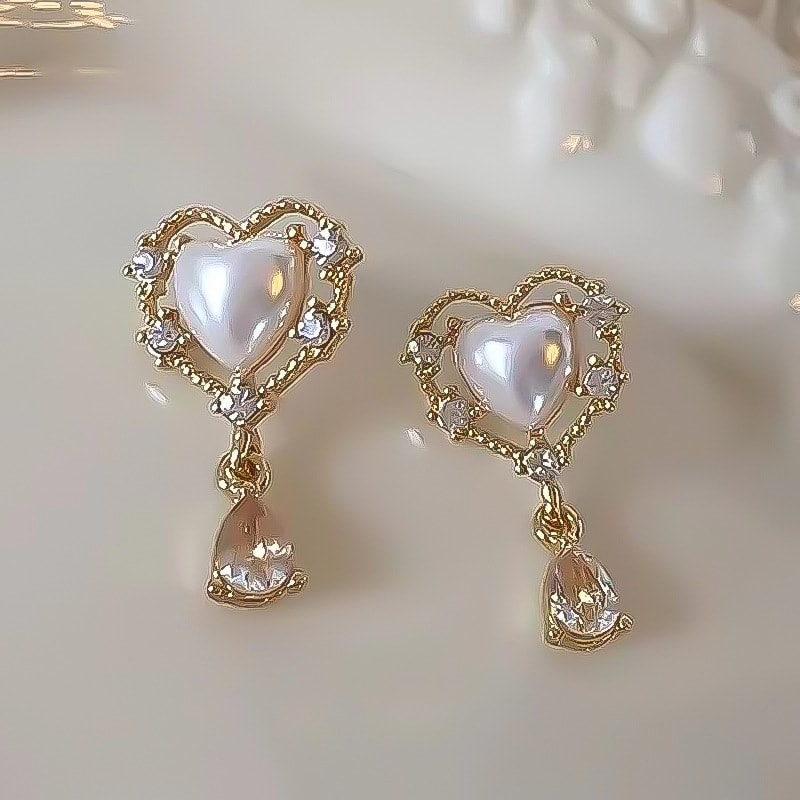Simple Vintage Pearl Love Heart Stud Earrings view 5
