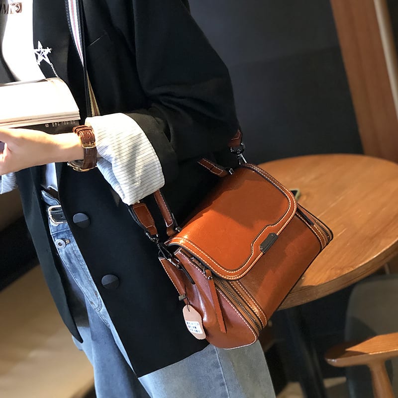 Women's Leather Simple Large Capacity Fashion Messenger Bag view 10