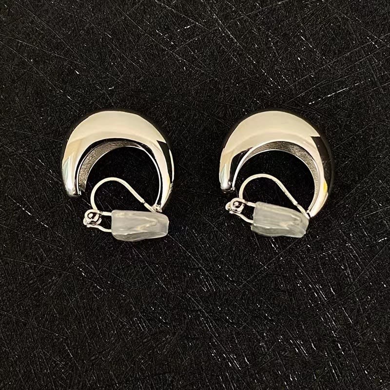Retro Non-pierced Glossy Triangle Clip Earrings view 2