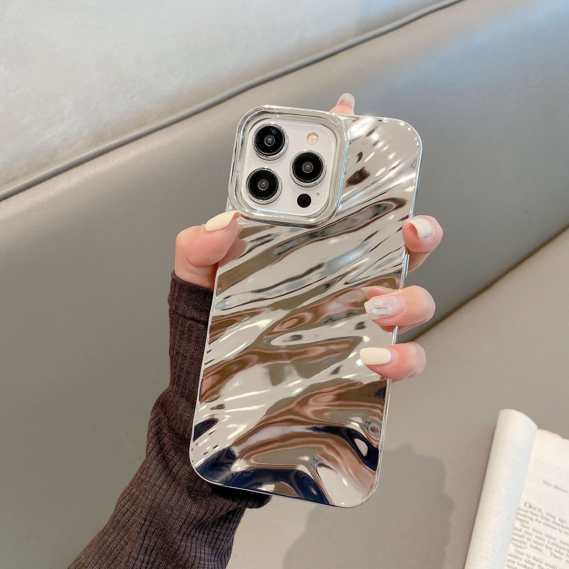 Fashion Three-dimensional Pleated Pattern Phone Case view 3