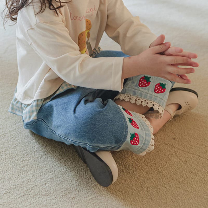Sweet Lace Patchwork Embroidered Strawberry Casual Jeans view 6