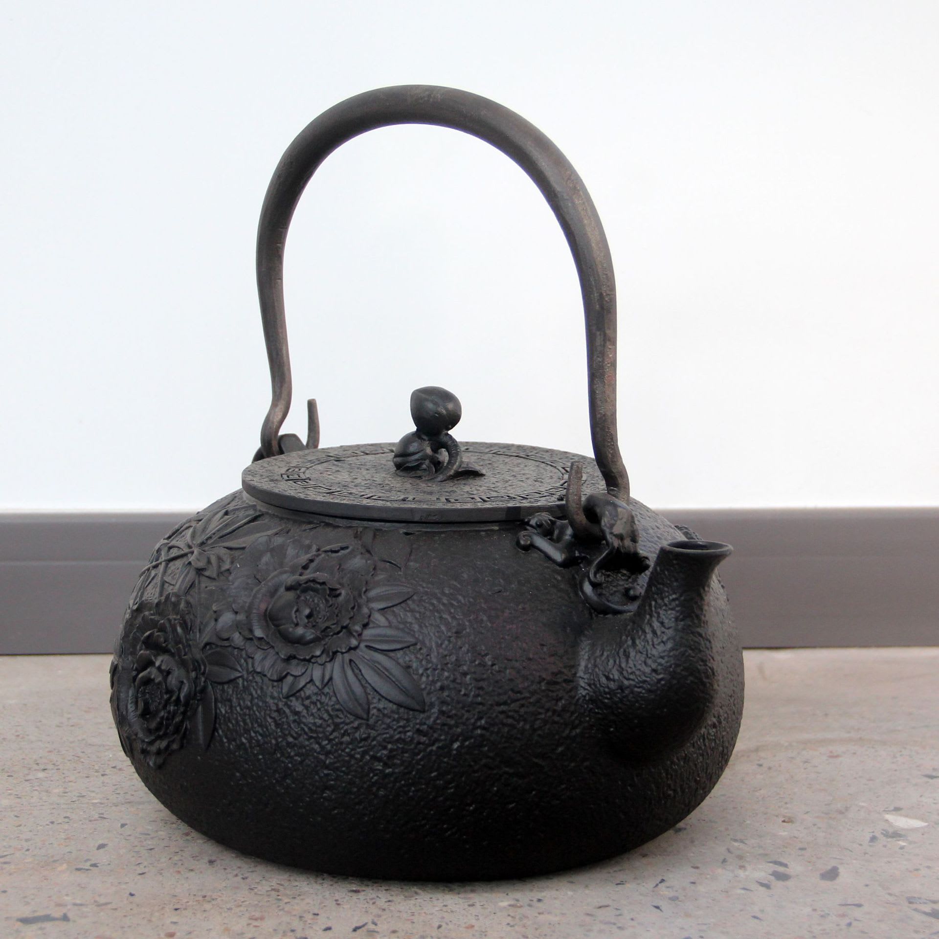 Large Capacity Uncoated Cast Iron Kettle Teapot Home Ornaments Crafts view 5