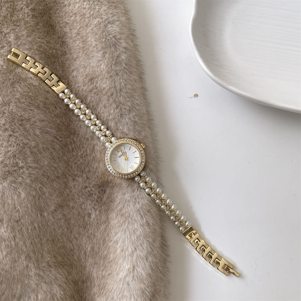 Exquisite Classic Style Good-looking Pearl Bracelet Watch view 4