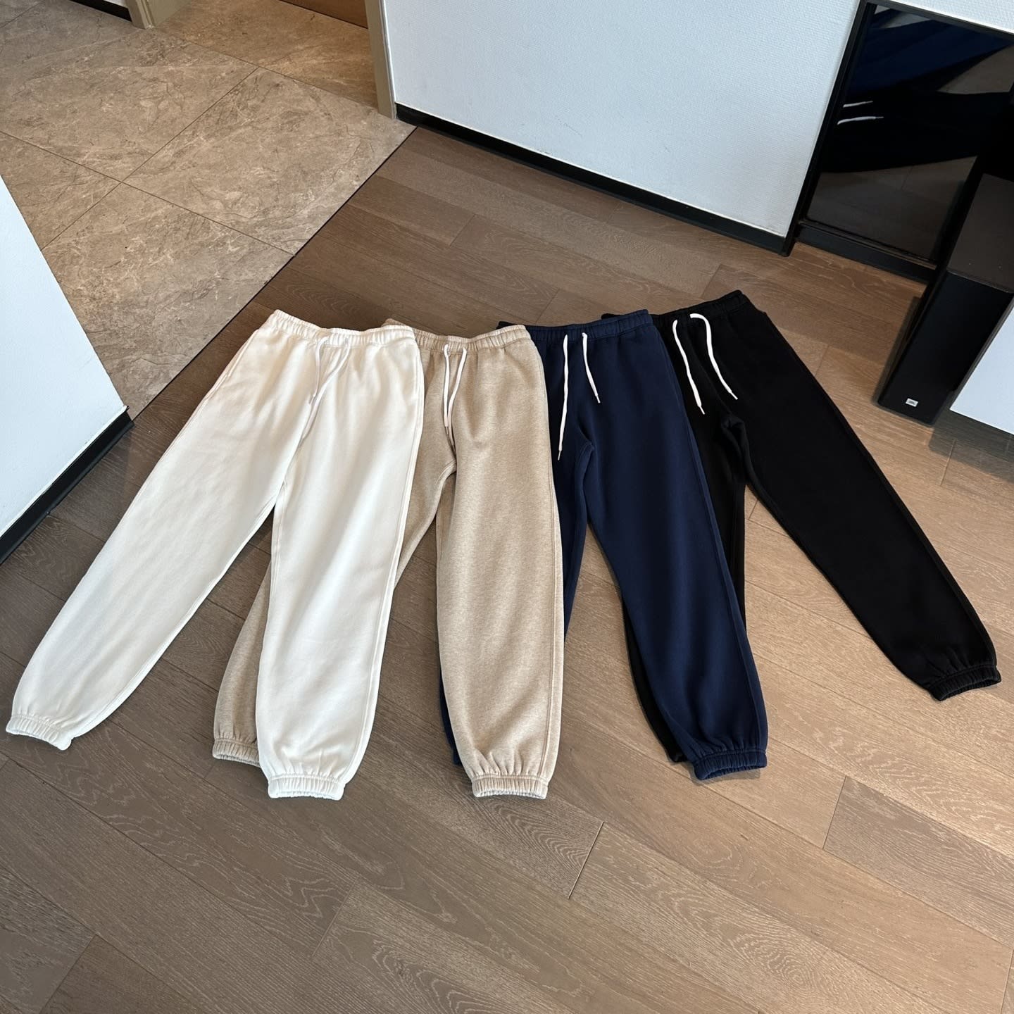 Winter Can Be Matched With A Set Of Brushed Warm Skin-friendly Sweat-absorbent Breathable Fleece-lined Sweatshirt And Sweatpants view 3