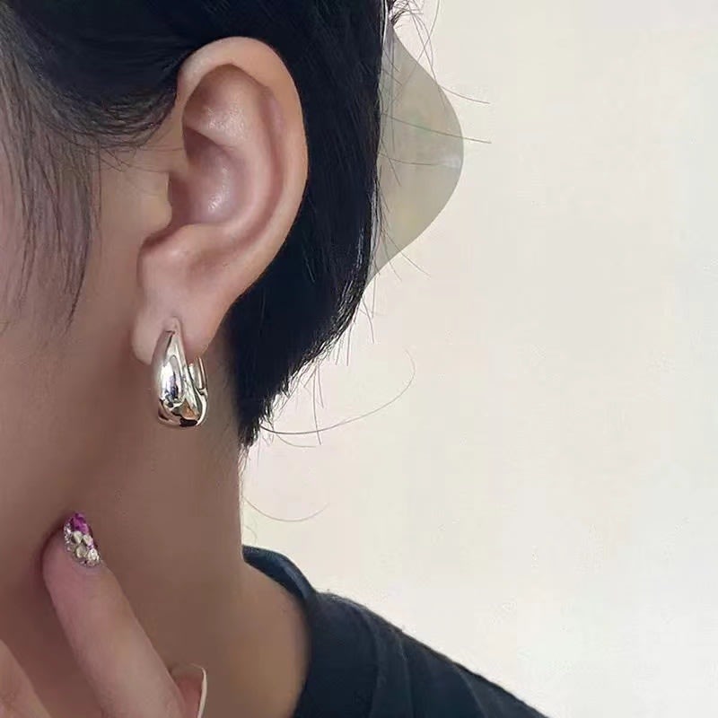 Retro Non-pierced Glossy Triangle Clip Earrings view 5