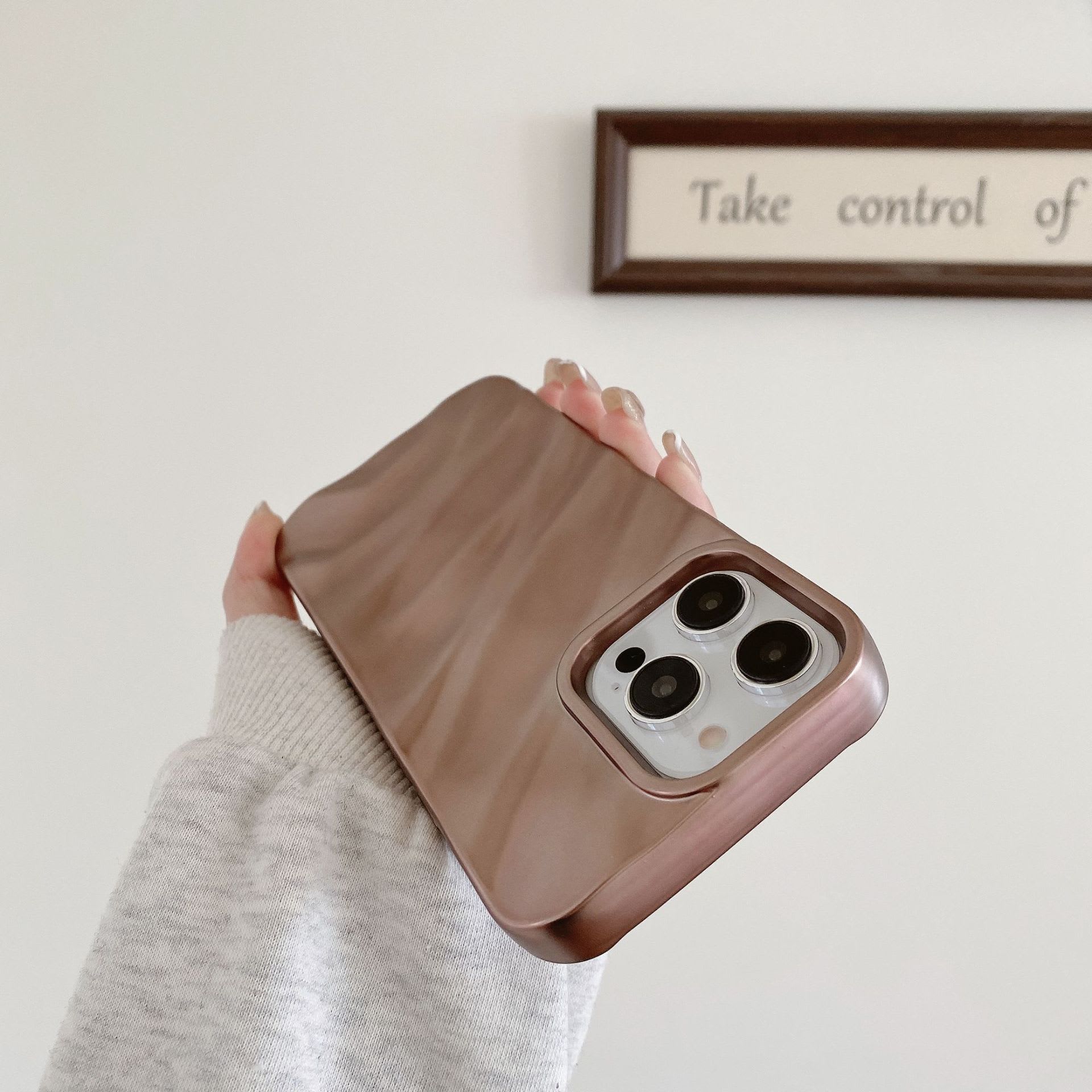 Fashion Three-dimensional Pleated Pattern Phone Case view 7