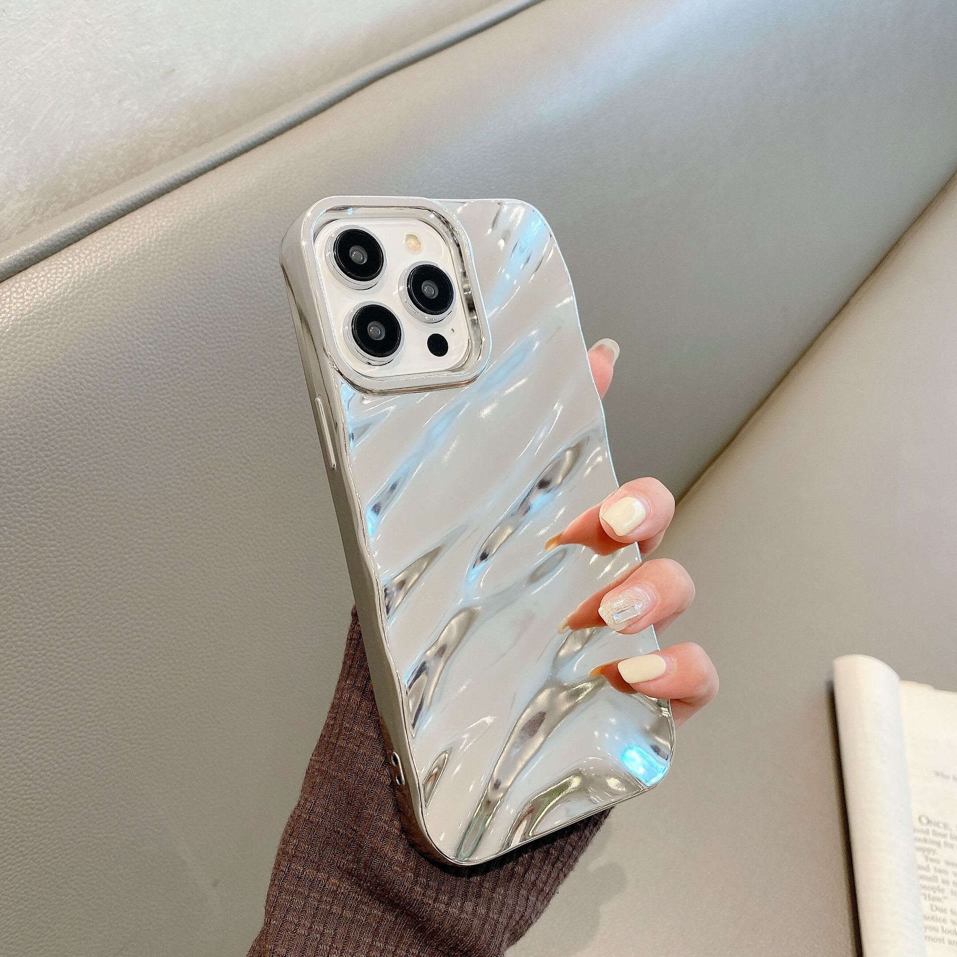 Fashion Three-dimensional Pleated Pattern Phone Case view 8