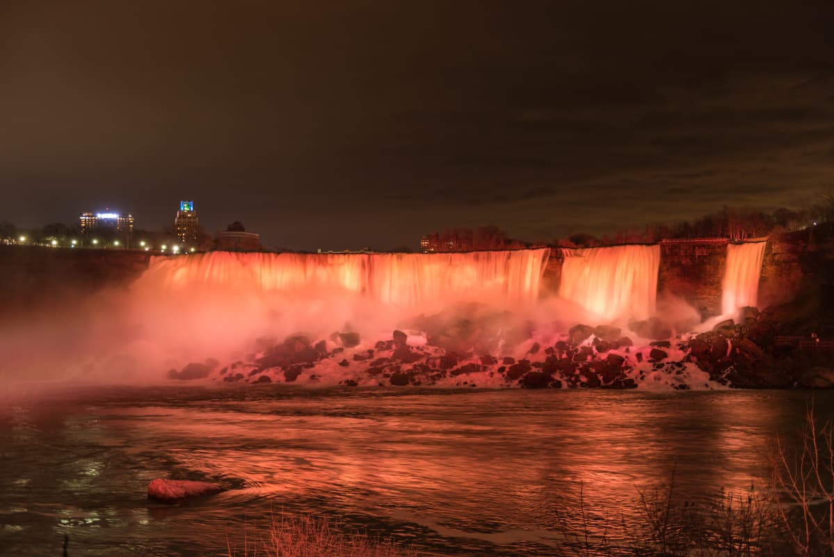 bar canada falls name niagara swinger