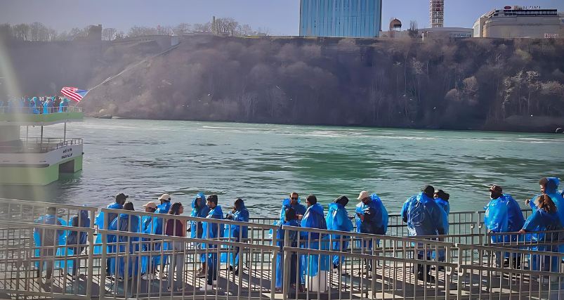 guests at Maid of the Mist 