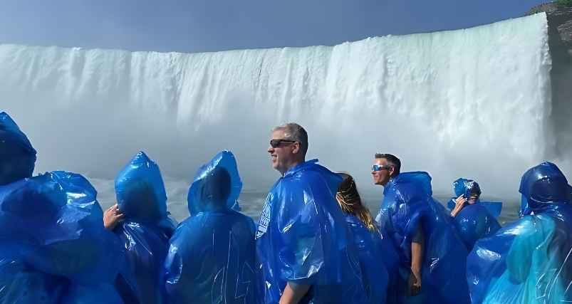 guests at Maid of the Mist 